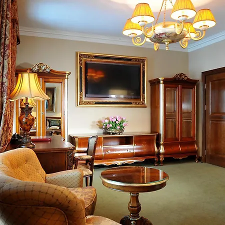 Zespol Palacowy Na Wylacznosc